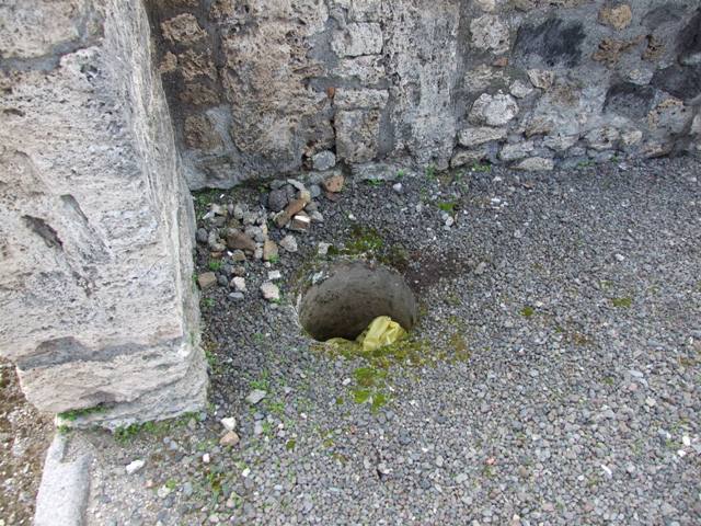 V.2.6 Pompeii.  March 2009.  North wall of shop, and doorway to rear room.