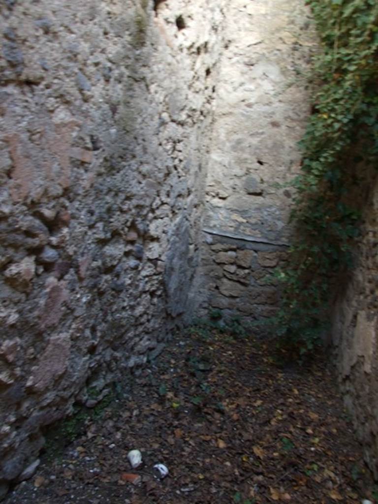 V.2.7 Pompeii. December 2007. Room 16, looking east along north wall towards east wall.
According to Mau �
The hearth was found on the left of the entrance doorway, and the latrine was at the rear.
BdI, 1895, (p.42)

