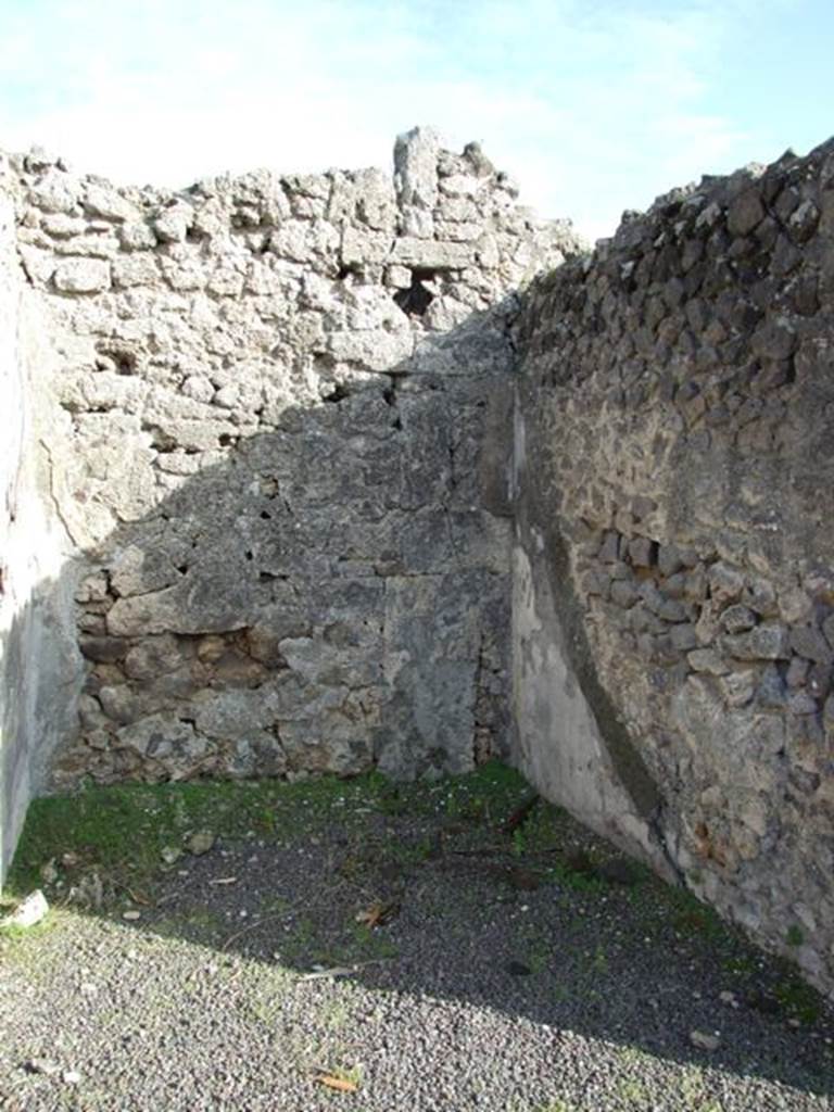 V.2.7 Pompeii. December 2007. Doorway to room 9, east ala.
According to PPM �
Mau mentioned, but without dwelling on them for any great length (and his are the only remaining descriptions) that rooms 2, 9 and the �living room� end of 10 were all decorated in the �candelabra� style. (Mau, RM 1894, p,39-43).
See Carratelli, G. P., 1990-2003. Pompei: Pitture e Mosaici, III. Roma: Istituto della enciclopedia italiana, (p.825).
Mau wrote �
The alae, (g and h) have a simple decoration on a white background, which rather recalls the "candelabra" style contemporary to the Third style.
(BdI, 1894, p.40).
