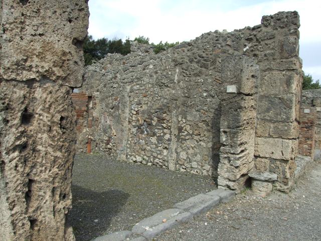 V.2.8 Pompeii. May 2005. Looking north across shop, from entrance.  