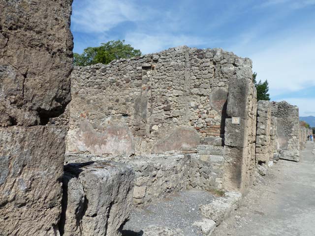 V.2.13 Pompeii, March 2009. Looking north across thermopolium.