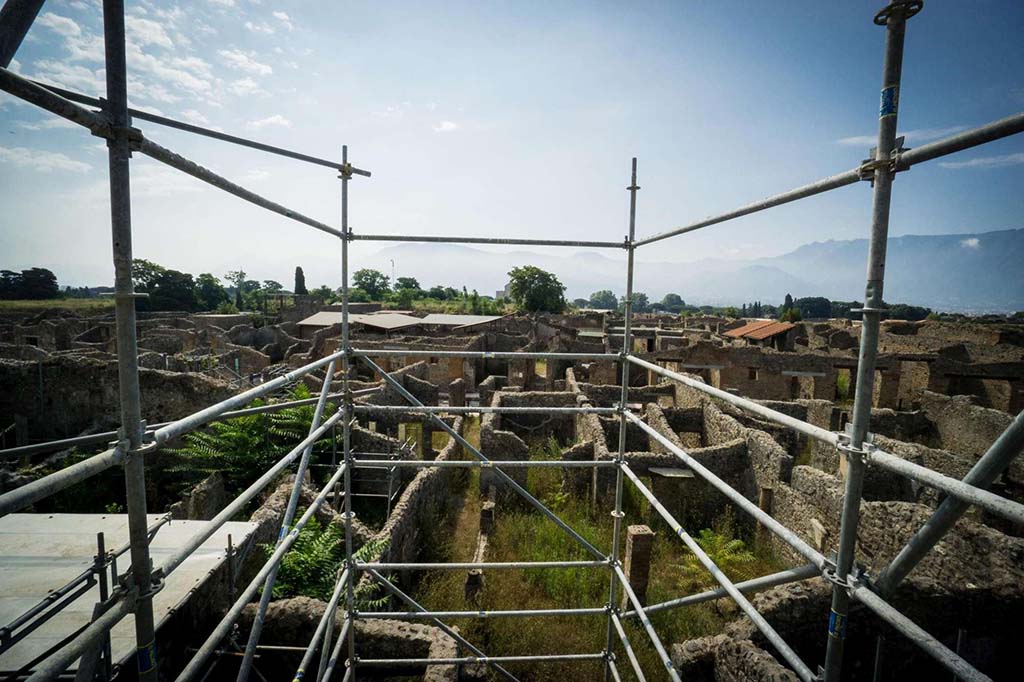 V.2.15 Pompeii. 2018. Looking south across house from the rear of the house above tablinum room 8.
Photograph � Parco Archeologico di Pompei.
