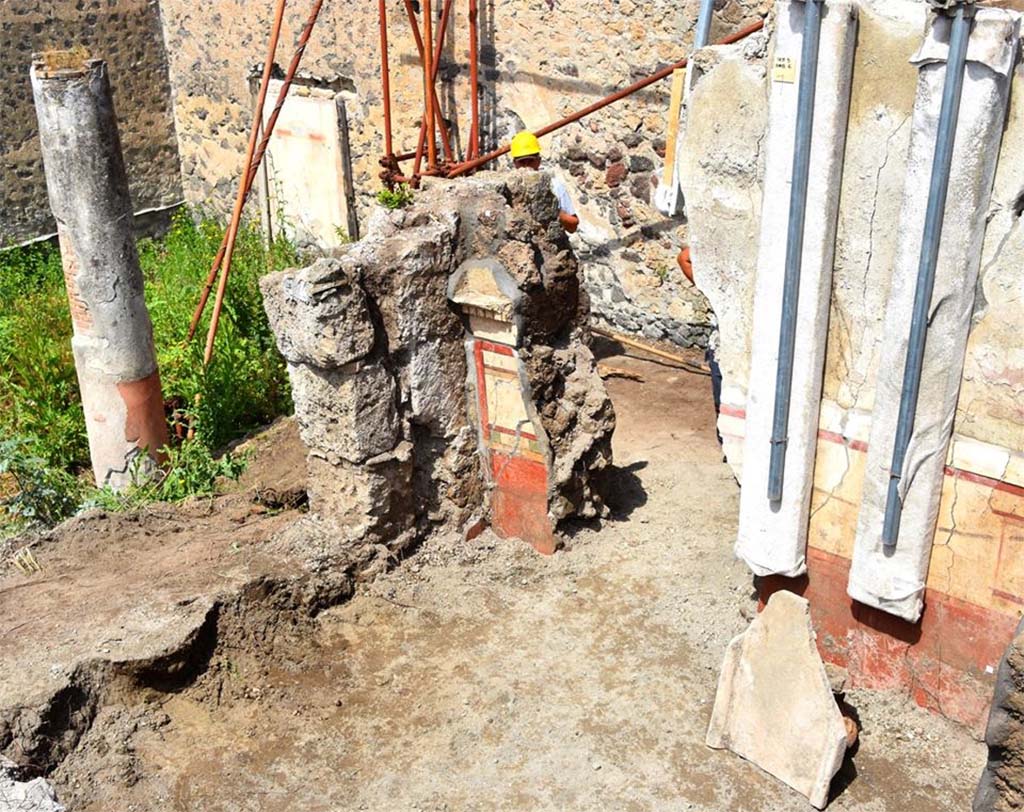 V.2.Pompeii. Casa di Orione. May 2018. Room A6, looking towards portico A19 and garden with uncovered lararium painting on north wall. 
Photograph � Parco Archeologico di Pompei.



