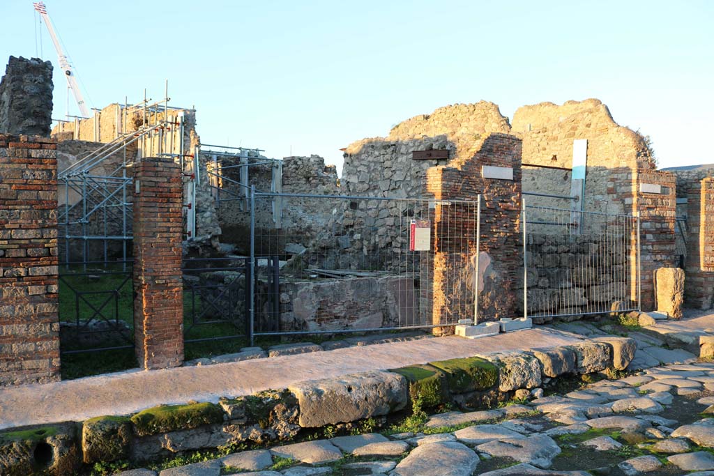 V.2.18 Pompeii, on left. December 2018. 
Looking north on Via di Nola towards entrance at V.2.19, in centre, and �blocked� Vicolo c.d. dei balconi, on right. Photo courtesy of Aude Durand.
