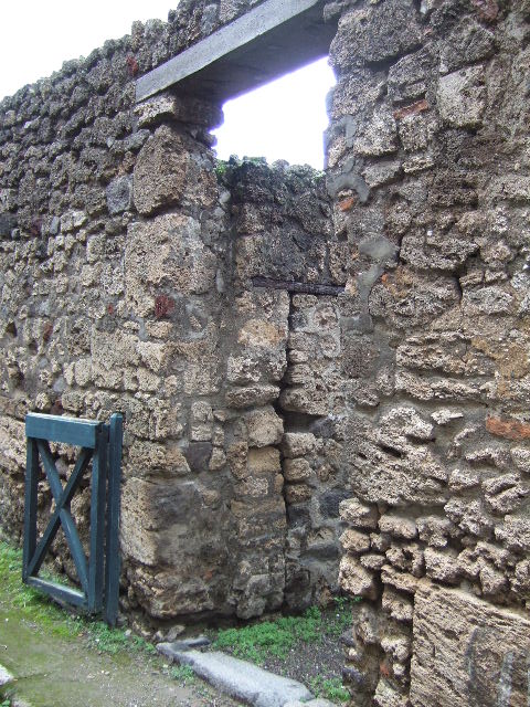 Pompeii. December 2005.  Blocked door in the wall between V.2.a and V.2.b.  