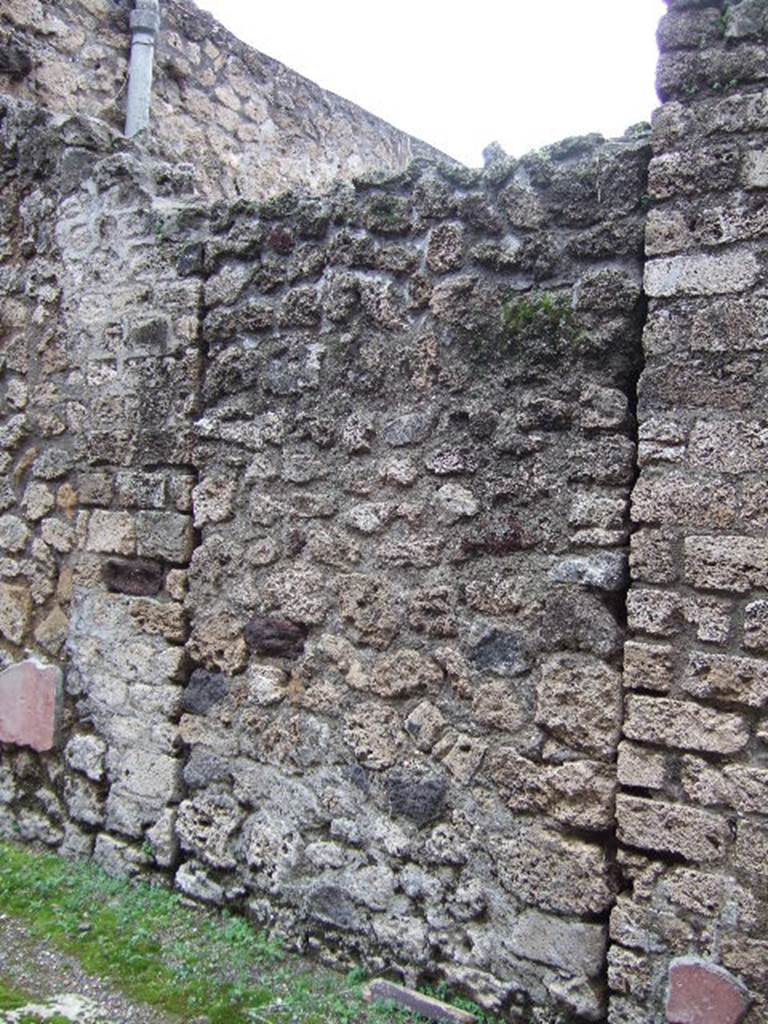 Pompeii. December 2005. 
Blocked doorway in the wall between V.2.a and V.2.b, leading into fauces of V.2.1, (room 6 or room �m�).  

