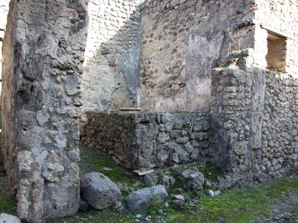 V.2.b Pompeii. December 2007. Entrance.  According to Frohlich, on the pilaster between both entrances (on the left of the picture), would have been a painting. On a red background was painted a bird with comb on its head  – possibly a phoenix. Now vanished. See Fröhlich, T., 1991. Lararien und Fassadenbilder in den Vesuvstädten. Mainz: von Zabern. (F32, no picture).
