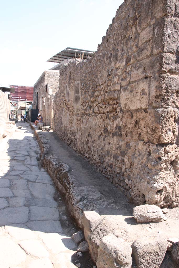 Vicolo delle Nozze d�Argento, looking east. September 2021. 
The north (side) wall of V.2.f is on the right. Photo courtesy of Klaus Heese.
