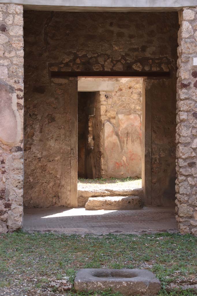 V.2.h Pompeii. September 2021.
Looking south across impluvium in atrium ‘d’, towards tablinum (f). Photo courtesy of Klaus Heese.