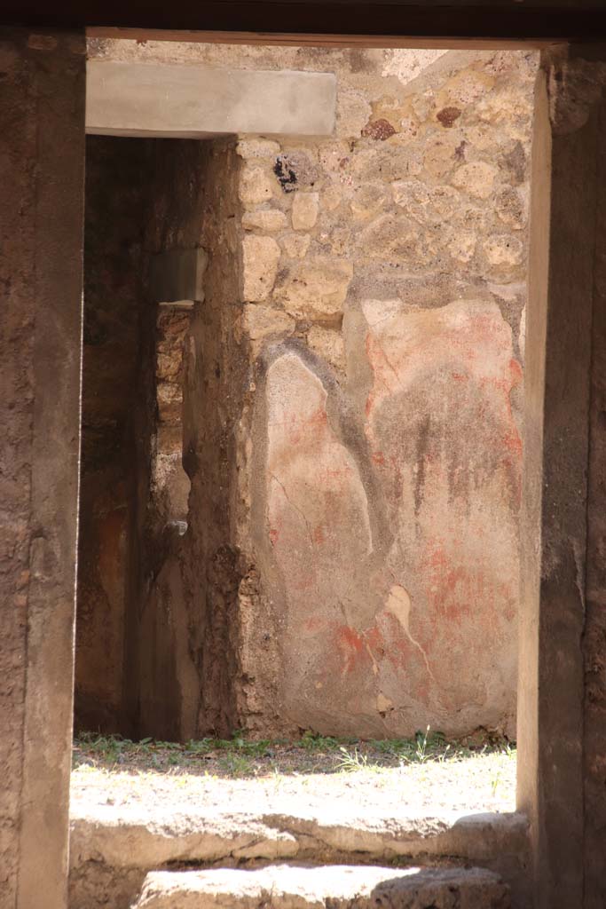 V.2.h Pompeii. September 2021.
At the rear of the tablinum (f), a decorated wall in room (h) can be seen. Photo courtesy of Klaus Heese.