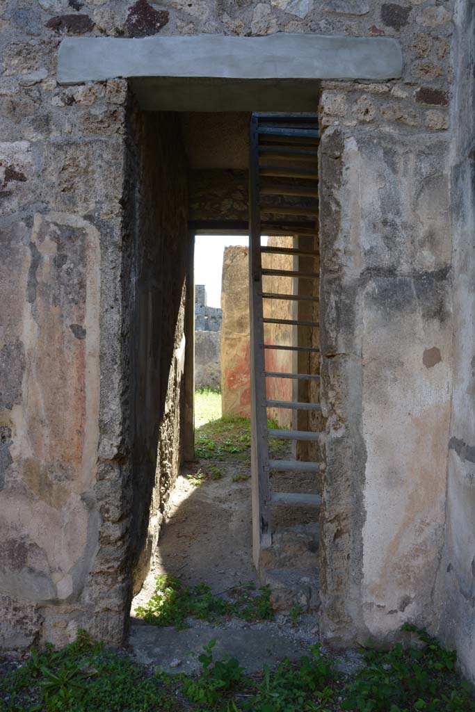 V.2.h Pompeii. October 2019.
Looking south through doorway to corridor ‘e’, with stone stair base and reconstructed wooden staircase.
Looking through corridor to west side of room ‘h’.
Foto Annette Haug, ERC Grant 681269 DÉCOR.