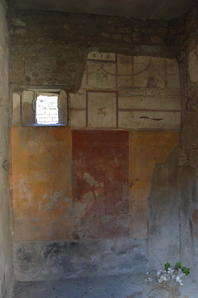 V.2.h Pompeii. October 2017.
Cubiculum ‘c’, on east side of entrance corridor, looking towards north wall with window onto roadway.
Foto Taylor Lauritsen, ERC Grant 681269 DÉCOR.