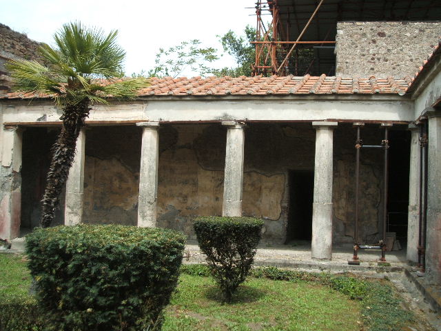 V.2.i Pompeii. May 2005. Room 23, south side of Rhodian peristyle.  