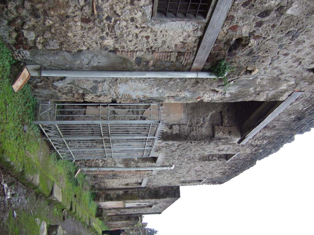 V.2.i Pompeii. March 2009. Room 1, atrium. Restored compluvium, originally fitted with Grondaia or water spouts (see picture below).