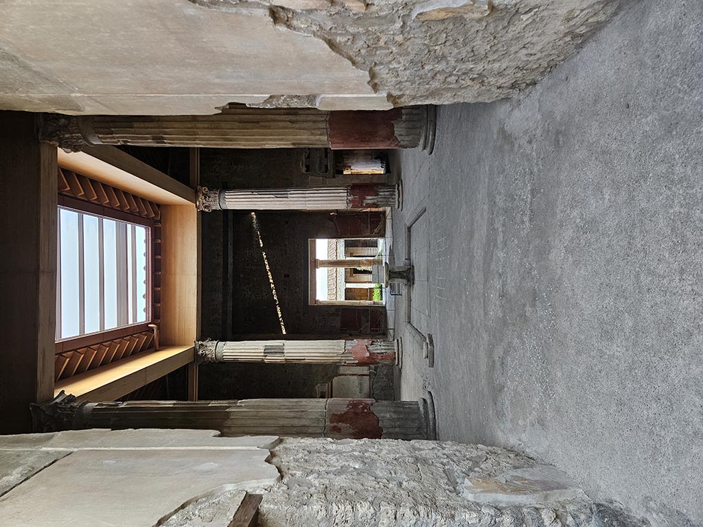 V.2.i Pompeii. May 2005. Room 1. Atrium. East side showing windows of rooms on upper floor.