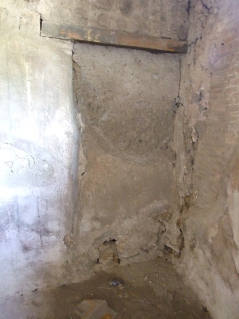 V.2.i Pompeii. December 2007. Looking south west towards west side of atrium and windows of rooms in upper floor.