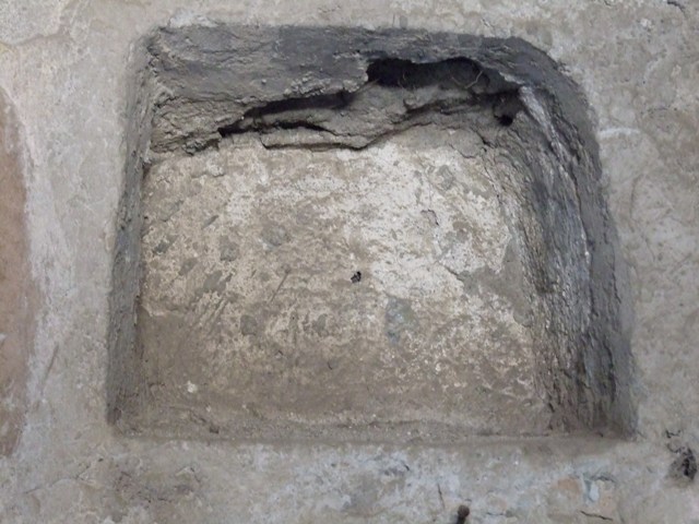 V.2.i Pompeii. March 2009. Room 2a, South wall.