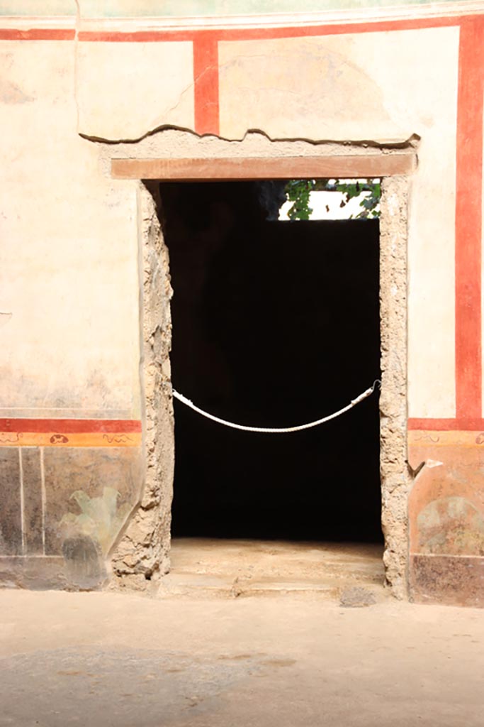 V.2.i Pompeii. October 2023.
Doorway to room 4, on east side of atrium. Photo courtesy of Klaus Heese.