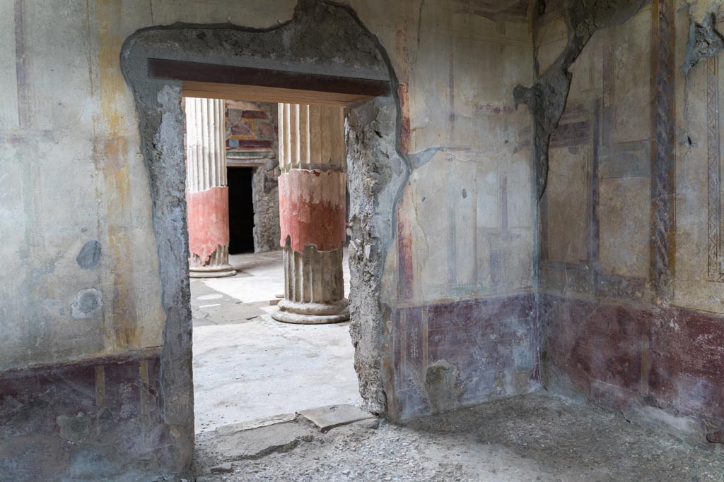 V.2.i Pompeii. March 2023.
Room 4, looking towards west wall with doorway to atrium, and north-west corner of cubiculum. Photo courtesy of Johannes Eber.