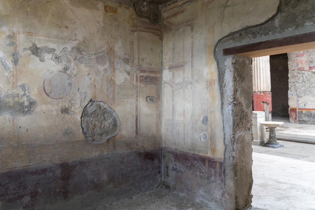 V.2.i Pompeii. March 2023.
Room 4, south wall and south-west corner of cubiculum, with doorway to atrium. Photo courtesy of Johannes Eber.