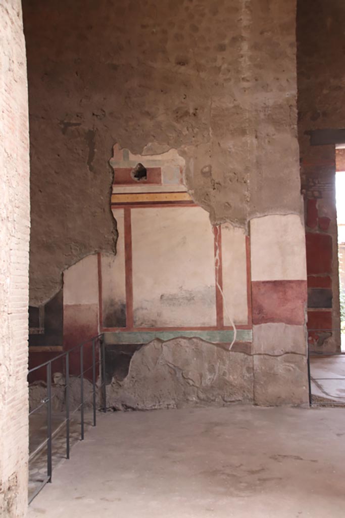 V.2.i Pompeii. October 2023.
Room 1, south wall of atrium in south-east corner, next to east ala 5, on left.
Photo courtesy of Klaus Heese.