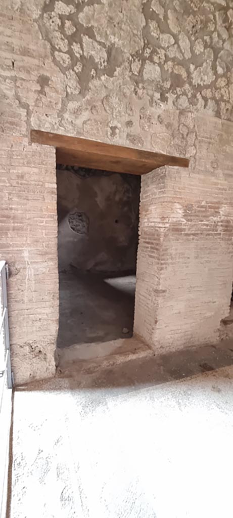 V.2.i Pompeii. December 2023.
Room 5, north end, doorway in north-west corner. Photo courtesy of Miriam Colomer.