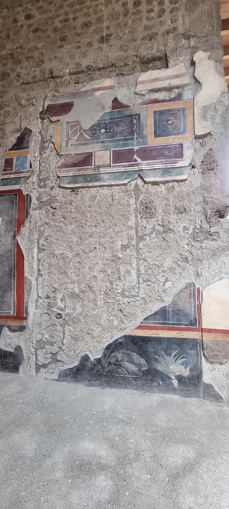 V.2.i Pompeii. December 2023.
Detail from north wall at west end in atrium. Photo courtesy of Miriam Colomer.