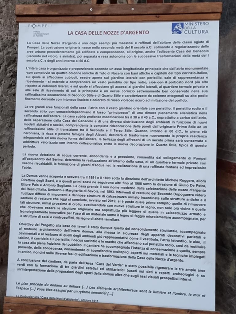 V.2.i Pompeii. December 2023.
Descriptive card from west side of atrium in north-west corner. Photo courtesy of Miriam Colomer.