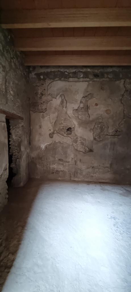 V.2.i Pompeii. December 2023.
Room 2b, looking west along south wall. Photo courtesy of Miriam Colomer.