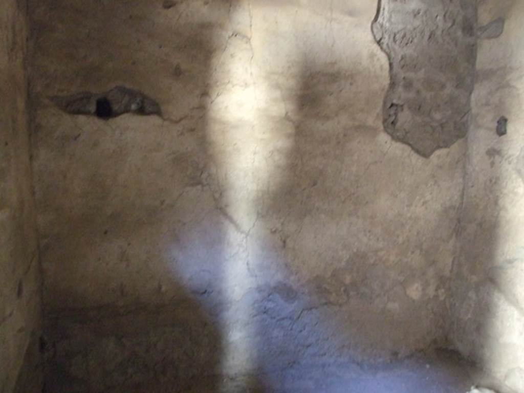 V.2.i Pompeii. March 2009. Room 2c, South wall.