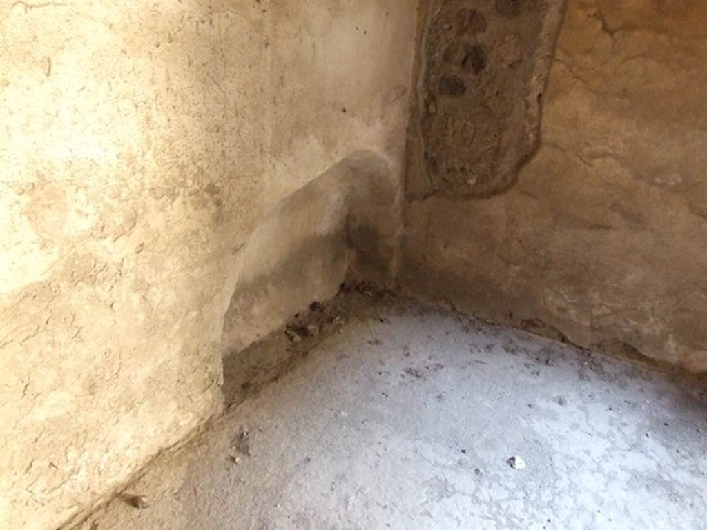 V.2.i Pompeii. March 2009. Room 2c, North west corner, with recess in west wall.