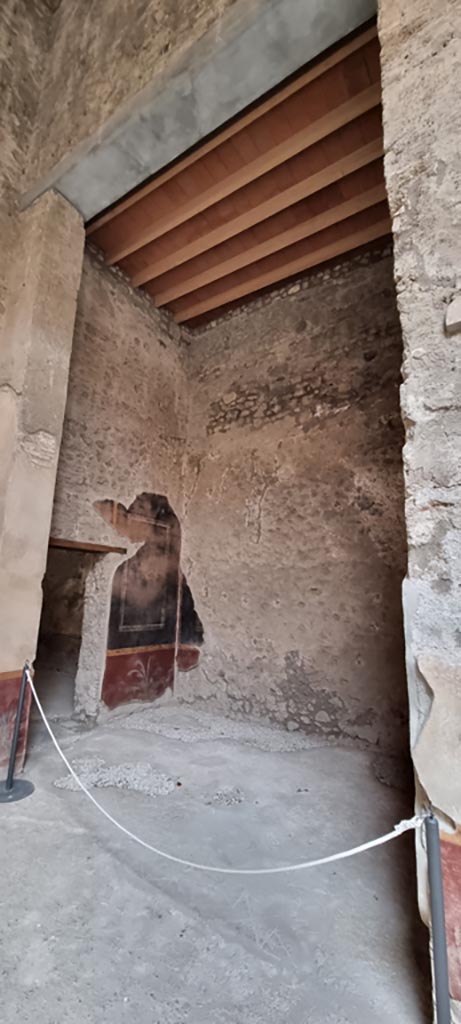 V.2.i Pompeii. December 2023.
West ala 8, looking south-west. Photo courtesy of Miriam Colomer.