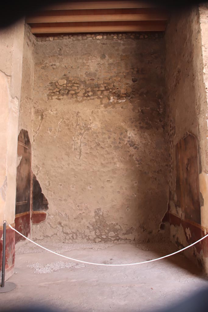 V.2.i Pompeii. October 2023.
Room 1, south-west corner of atrium with doorway to west ala 8. Photo courtesy of Klaus Heese.