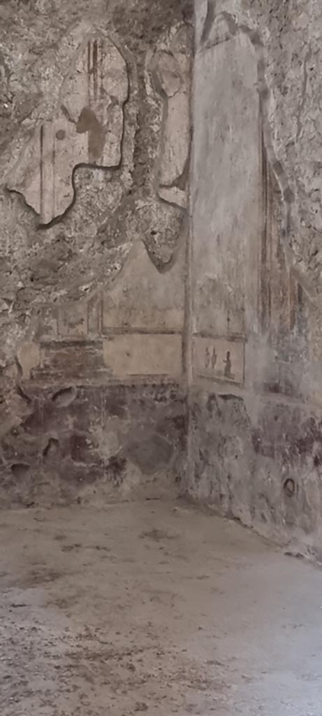 V.2.i Pompeii. December 2023.
Room 9, looking through doorway towards south-west corner.
Photo courtesy of Miriam Colomer.