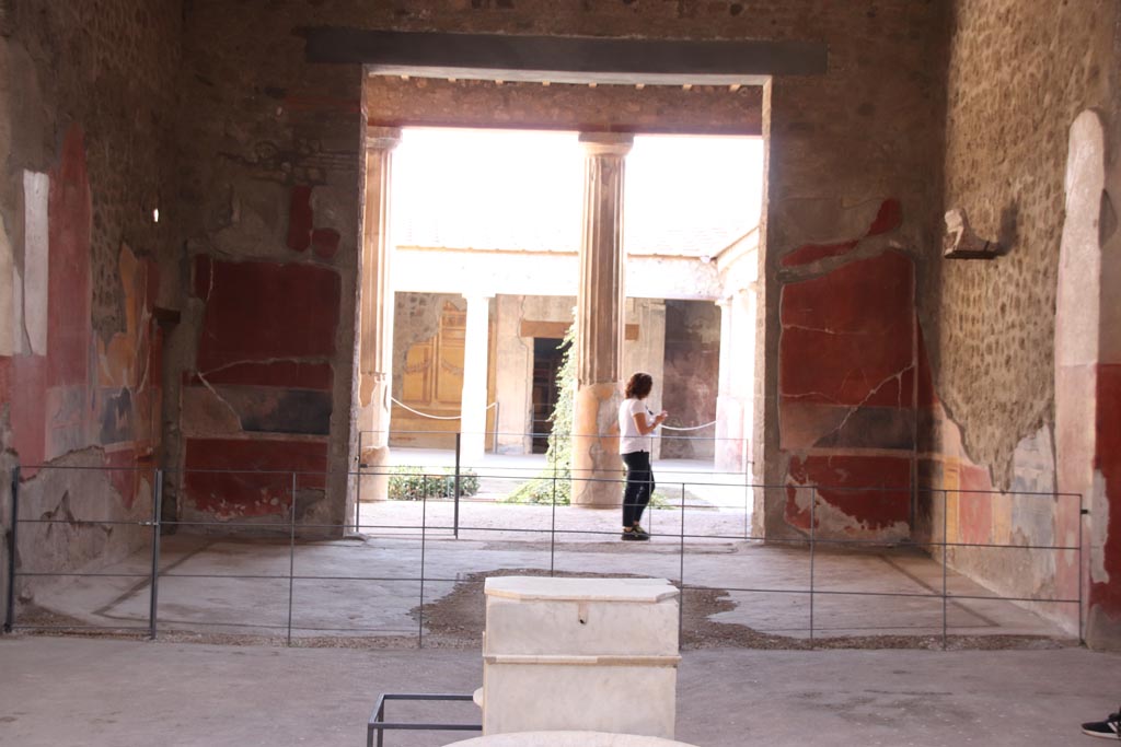 V.2.i Pompeii. October 2023. Tablinum 7, looking south from atrium across tablinum onto peristyle. Photo courtesy of Klaus Heese.