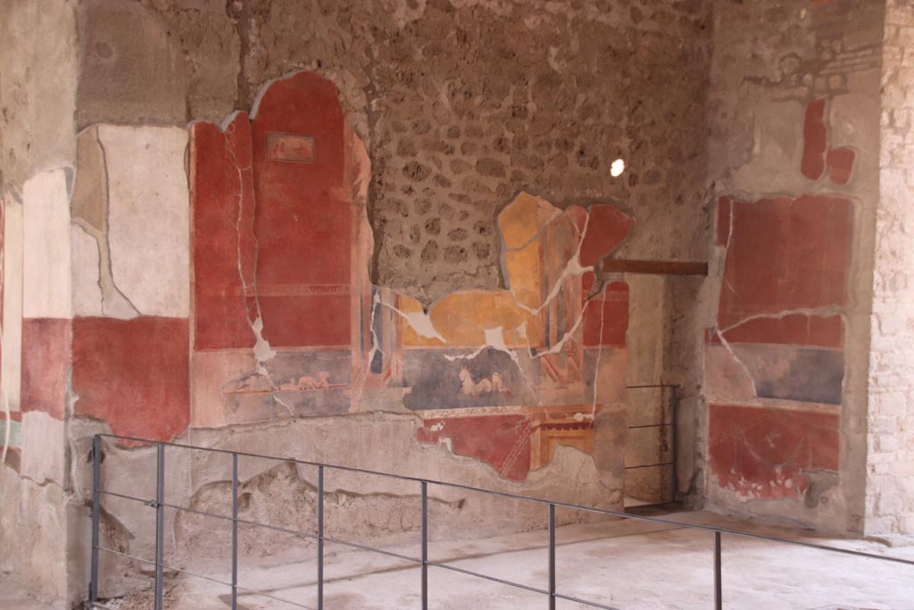 V.2.i Pompeii. October 2023. Tablinum 7, east wall. Photo courtesy of Klaus Heese.