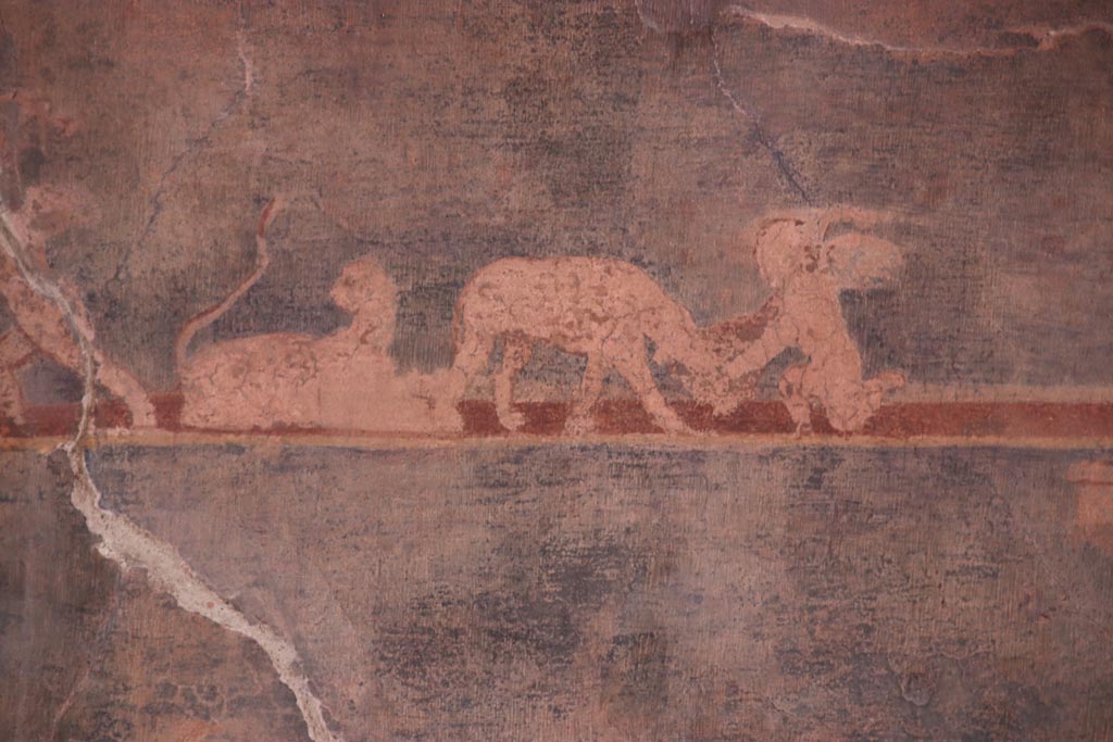 V.2.i Pompeii. October 2023. Tablinum 7, detail of painted panel in predella on east wall at north end. Photo courtesy of Klaus Heese.