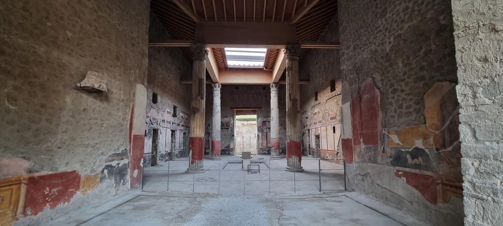 V.2.i Pompeii. December 2023.
Room 1, looking north across atrium with compluvium, from room 7, tablinum. Photo courtesy of Miriam Colomer.