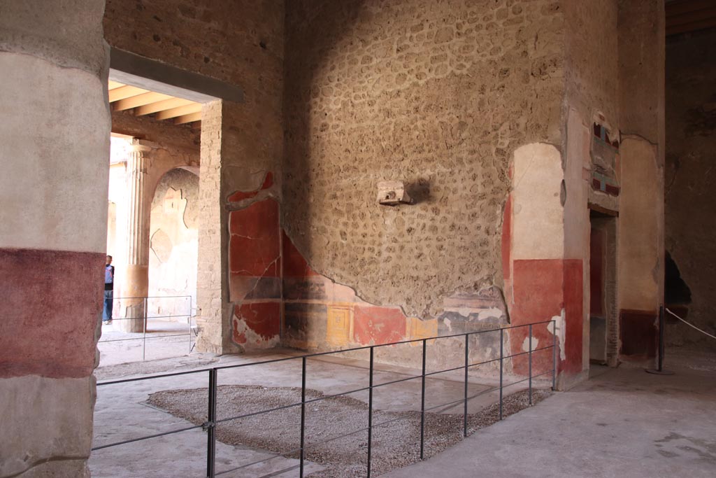 V.2.i Pompeii. October 2023. Tablinum 7, looking across tablinum from atrium towards west wall. Photo courtesy of Klaus Heese.