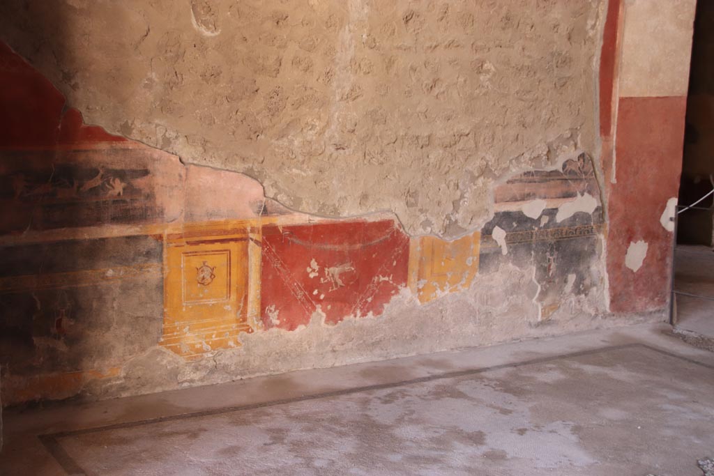 V.2.i Pompeii. October 2023. Tablinum 7, detail of painted zoccolo on lower west wall. Photo courtesy of Klaus Heese.