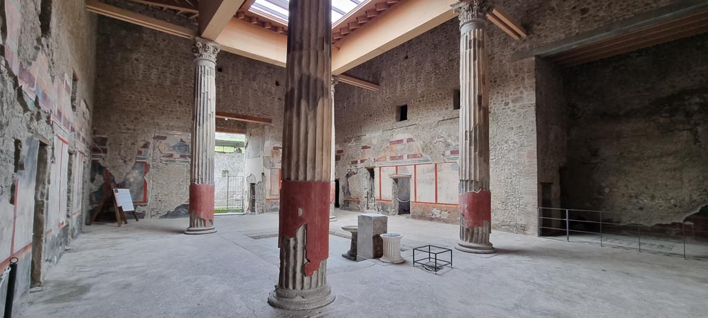 V.2.i Pompeii. December 2023.
Looking north across atrium from south-west corner near west ala 8. Photo courtesy of Miriam Colomer.