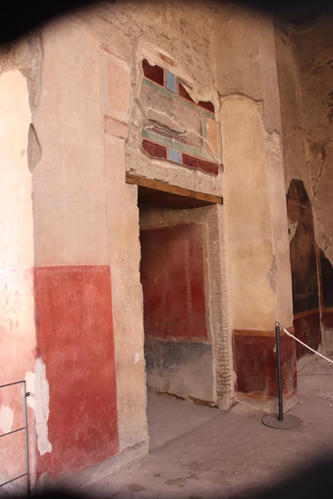 V.2.i Pompeii. October 2023.
Room 1, south-west corner of atrium, doorway to corridor 10. Photo courtesy of Klaus Heese.