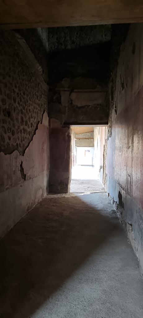 V.2.i Pompeii. December 2023.
Corridor 10, looking south towards peristyle. Photo courtesy of Miriam Colomer.