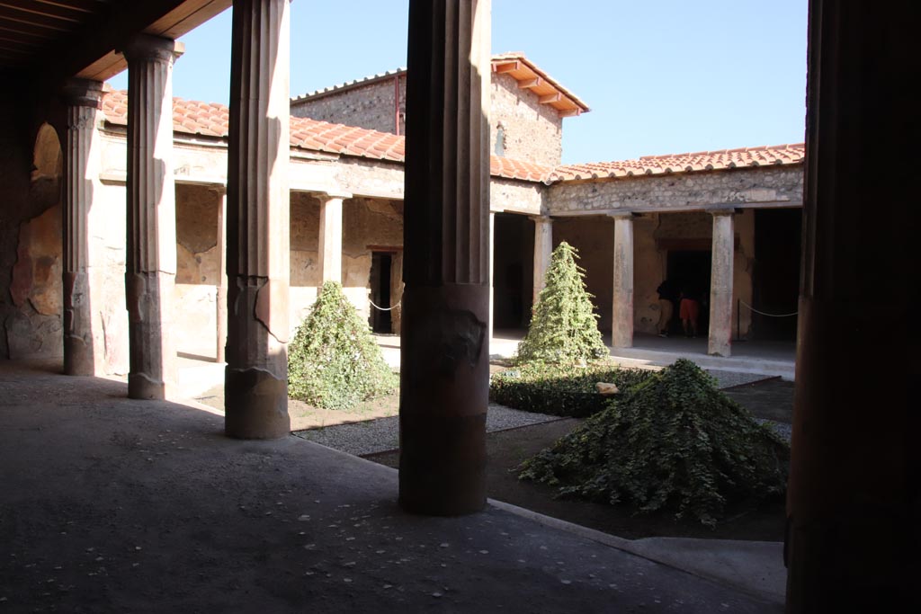 V.2.i Pompeii. October 2023.
Looking south-east across peristyle, from north portico at south end of Corridor 10. Photo courtesy of Klaus Heese.