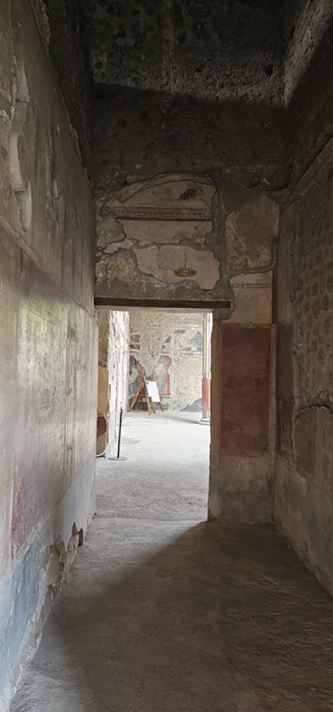 V.2.i Pompeii. December 2023.
Corridor 10, looking towards north end and doorway to atrium.
Photo courtesy of Miriam Colomer.