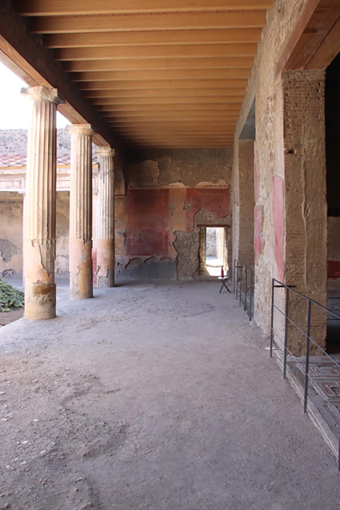 V.2.i Pompeii. October 2023.
Looking west across north portico of peristyle towards doorway to room 11, kitchen.
Photo courtesy of Klaus Heese.