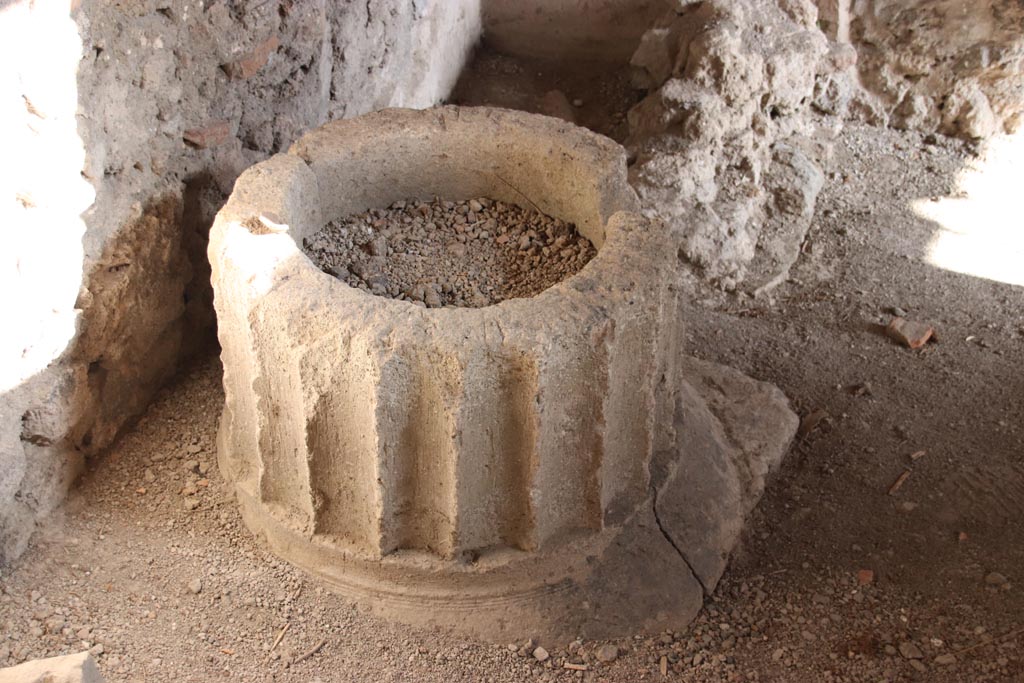V.2.i Pompeii. October 2023. Kitchen room 11, detail from near east wall. Photo courtesy of Klaus Heese.