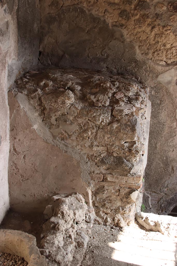 V.2.i Pompeii. October 2023.
Kitchen room 11, structure in south-east corner. Photo courtesy of Klaus Heese.