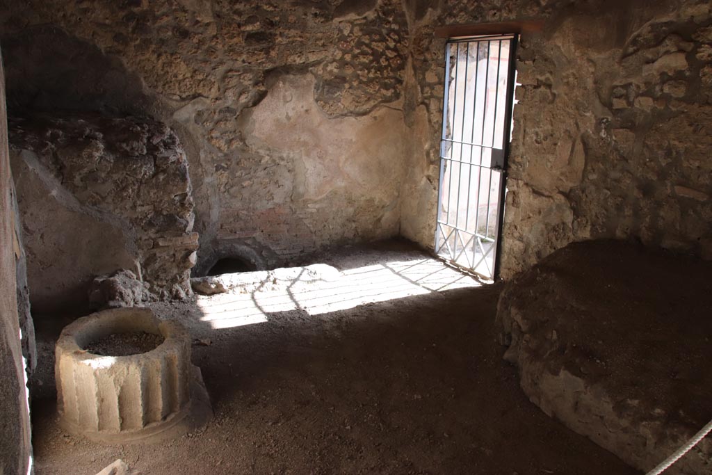 V.2.i Pompeii. October 2023. Kitchen room 11, looking south across kitchen towards door to latrine. Photo courtesy of Klaus Heese.
