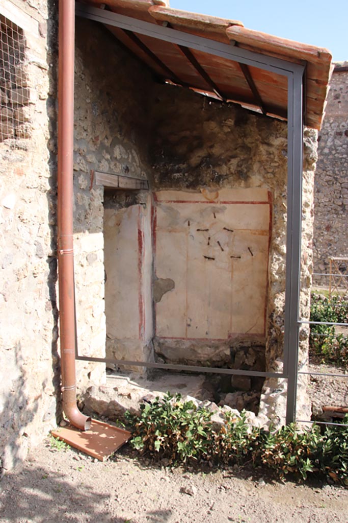 V.2.i Pompeii. October 2023.
Room 13, looking towards south wall of latrine from garden area. Photo courtesy of Klaus Heese.